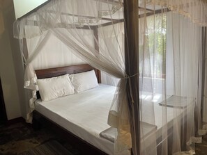 4 bedrooms, in-room safe, desk, iron/ironing board - Charming Greenacres Bungalow w/Pool & Lush Garden – Ideal for Relaxing Getaways (Baddegama)