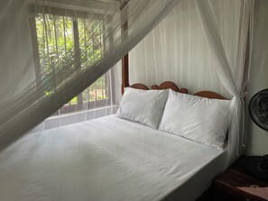 4 slaapkamers, een bureau, een strijkplank/strijkijzer, reisbedje