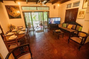 Smart-tv, boeken en een printer