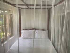 4 makuuhuonetta, työpöytä, silitysrauta/-lauta, vauvan matkasänky