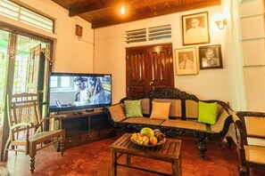 Smart TV, books, printers - Charming Greenacres Bungalow w/Pool & Lush Garden – Ideal for Relaxing Getaways (Baddegama)