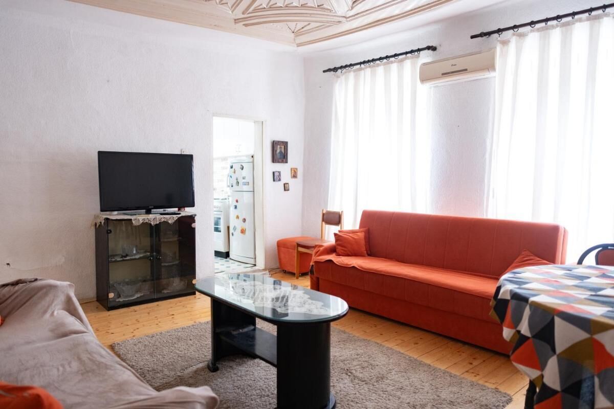 House, 4 Bedrooms, Smoking, Balcony | Living room