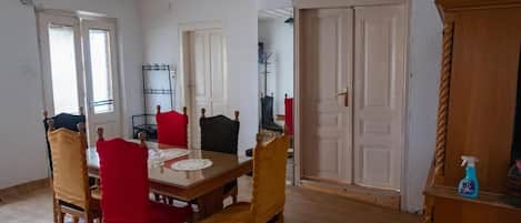 Casa, 4 habitaciones, para fumadores, balcón | Comedor