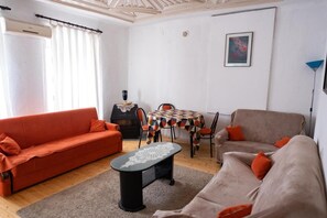 House, 4 Bedrooms, Smoking, Balcony | Living room
