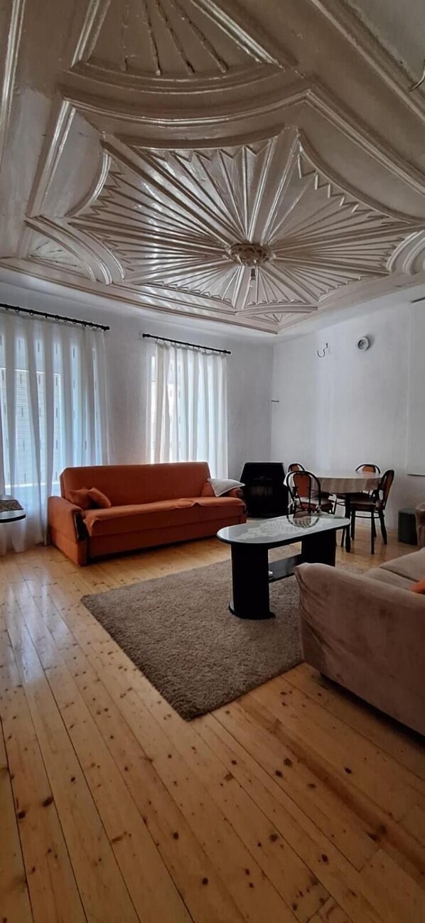 House, 4 Bedrooms, Smoking, Balcony | Living area