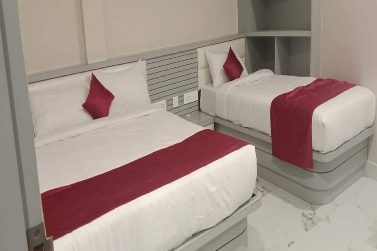 Family Room | Egyptian cotton sheets, premium bedding, desk, free WiFi