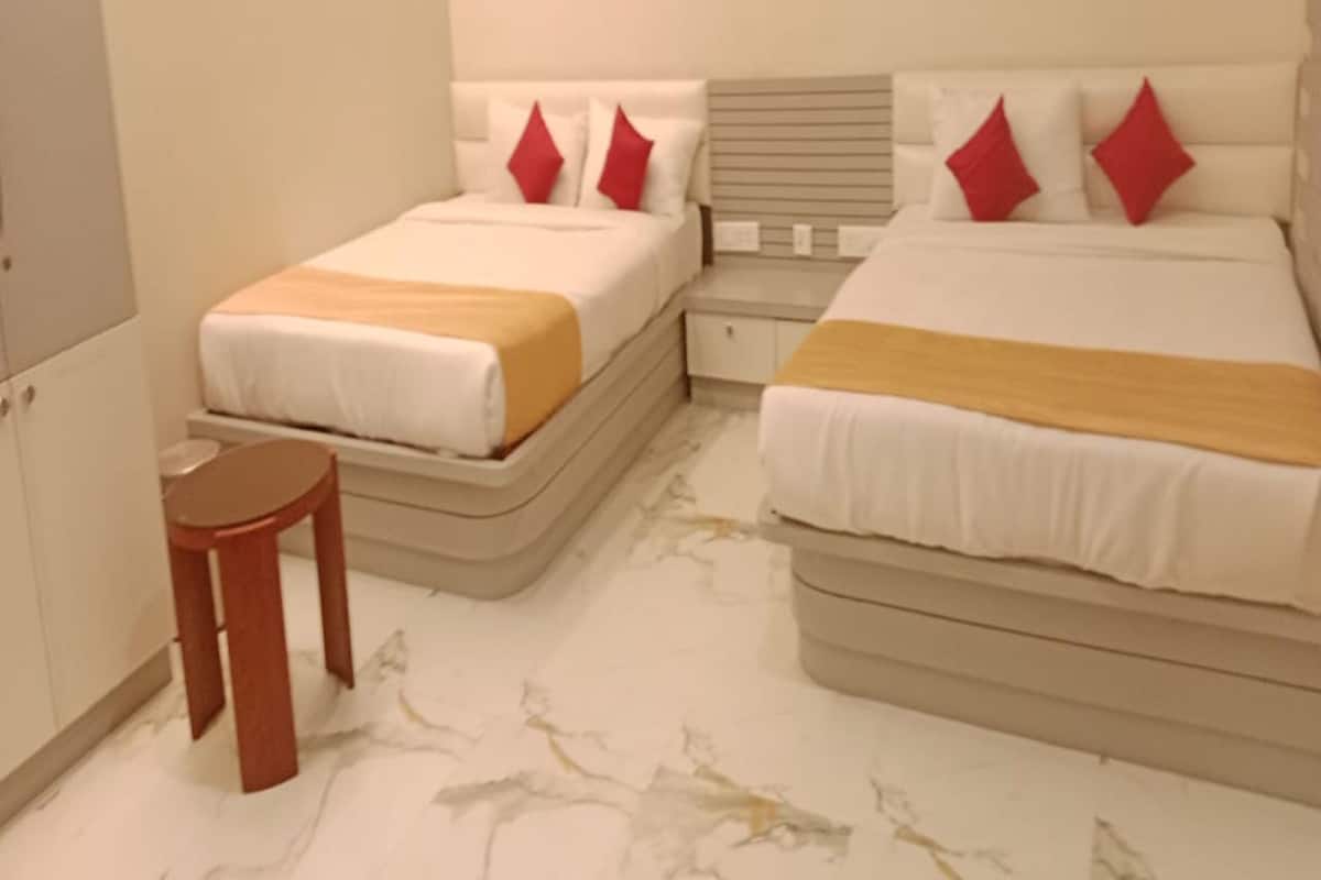 Quadruple Room | Egyptian cotton sheets, premium bedding, desk, free WiFi