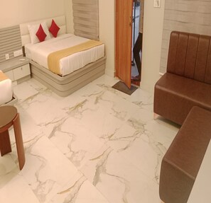 Habitación cuádruple | Sábanas de algodón egipcio, ropa de cama de alta calidad y escritorio