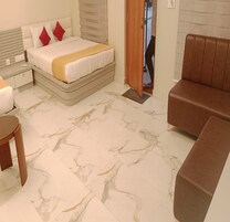 Quadruple Room | Egyptian cotton sheets, premium bedding, desk, free WiFi