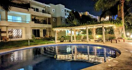 Deluxe condo, pool, BBQ, terrace, gated community, security 24/7. Location