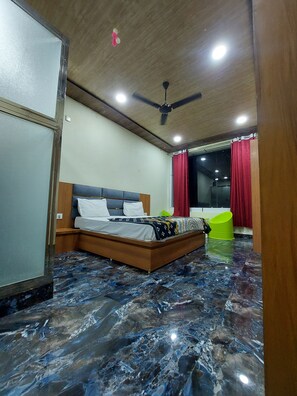 3 bedrooms, WiFi, bed sheets - Hotel Shree Ram Bhagwan Orchha with WiFi, AC. Book your stay now (Orchha)