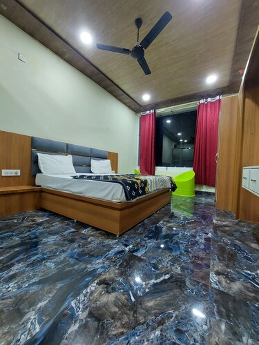 Hotel Shree Ram Bhagwan Orchha with WiFi, AC. Book your stay now