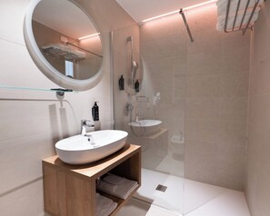 Hair dryer, towels, soap, shampoo - Casa D Hotel Napoli (Naples)