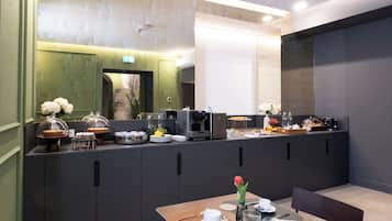 TĂ€gliches inbegriffenes kontinentales FrĂŒhstĂŒck