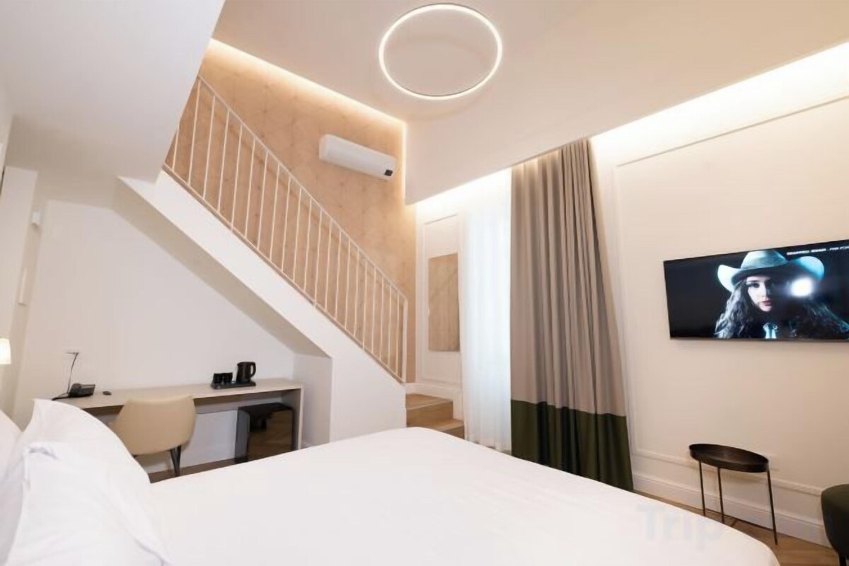 Minibar, desk, laptop workspace, blackout drapes