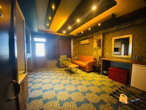 Double Room Single Use, Balcony, Garden View | Soundproofing, iron/ironing board, free WiFi