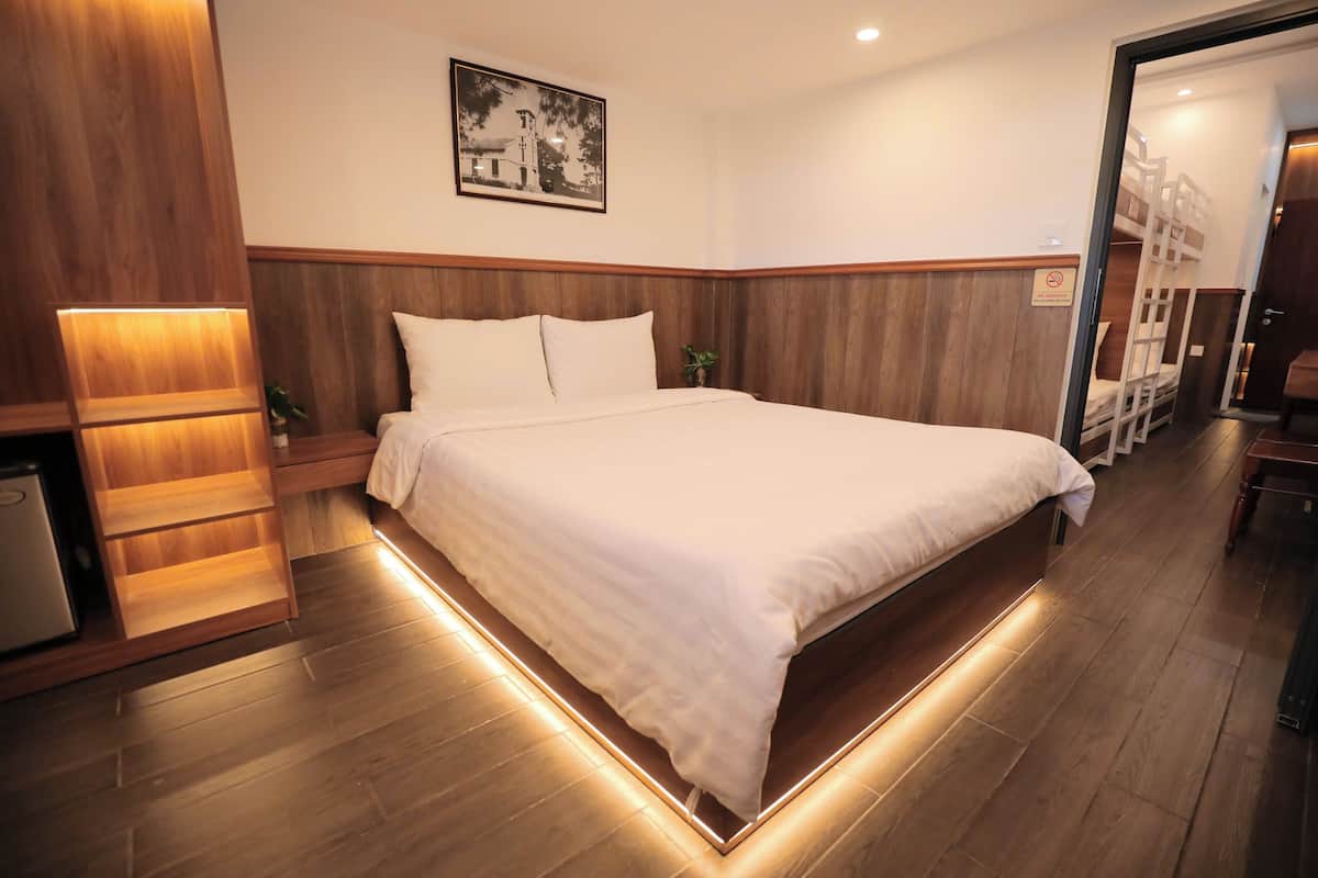Egyptian cotton sheets, premium bedding, down duvets, minibar