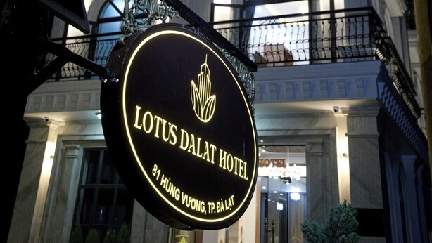 A hotel sign with the name "Lotus Dalat Hotel" and address "81 Hung Vuong, TP. Dalat". - Lotus Hotel Da Lat (Xuan Truong - Da Lat)