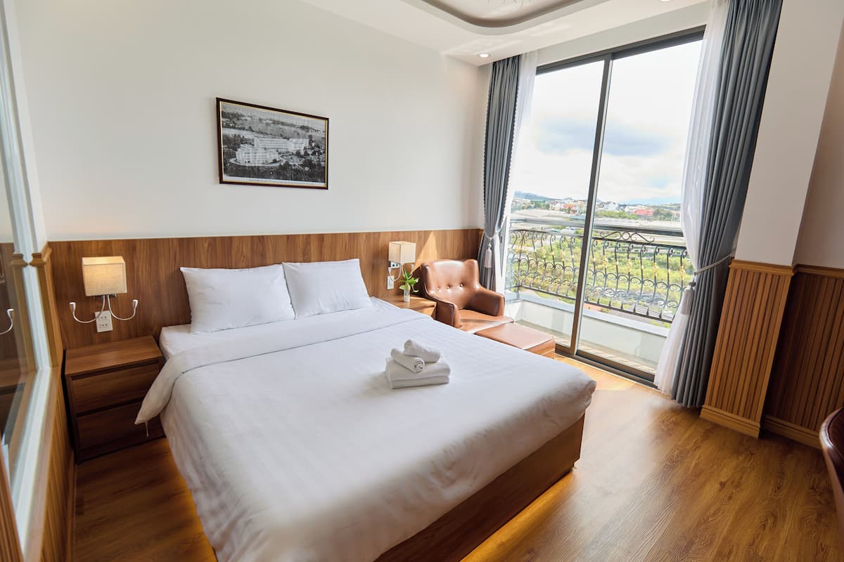Egyptian cotton sheets, premium bedding, down duvets, minibar