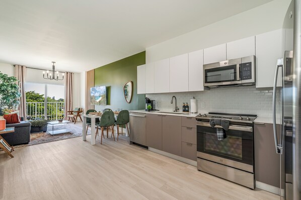 冷蔵庫、電子レンジ、オーブン、コンロ