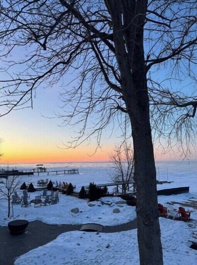 Beachfront 5BDRM Lakehouse