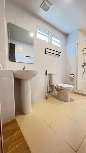 Standard Twin Room | Bathroom | Shower, hydromassage showerhead, hair dryer, towels - Vieng Vayla House Chiang Mai (Chiang Mai)