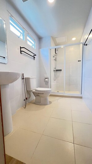 Habitación estándar con 2 camas individuales | Baño | Ducha, cabezal de ducha con hidromasaje, secador de pelo y toallas