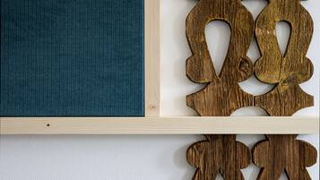 Ein Holzregal mit einem blauen Stoffpaneel und Holzformen.