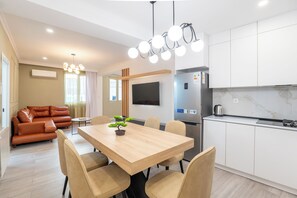 Premium-Apartment, Balkon | Essbereich im Zimmer