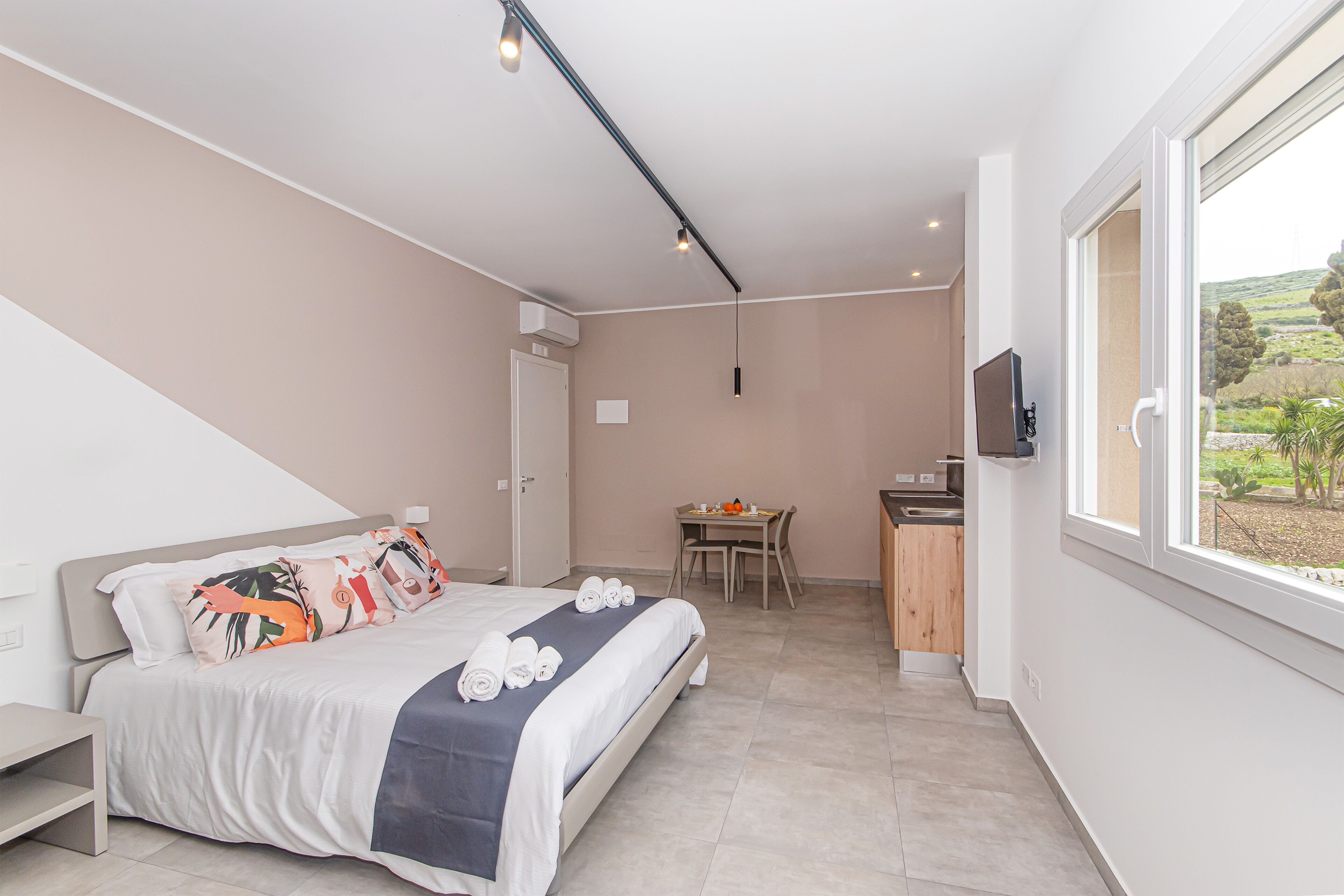 Chambre Double Confort, cuisine, vue colline