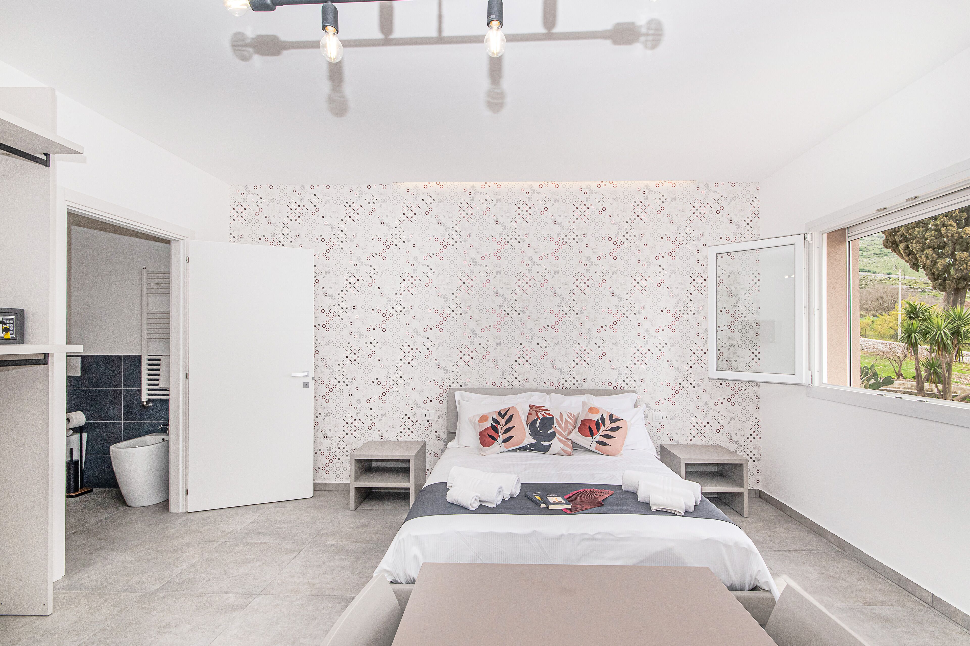 基础开间, 厨房, 山景 | 客房内保险箱、办公桌、笔记本电脑工作区、隔音