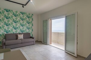 Studio Design, balcon, vue vallée | Coin séjour | Télévision