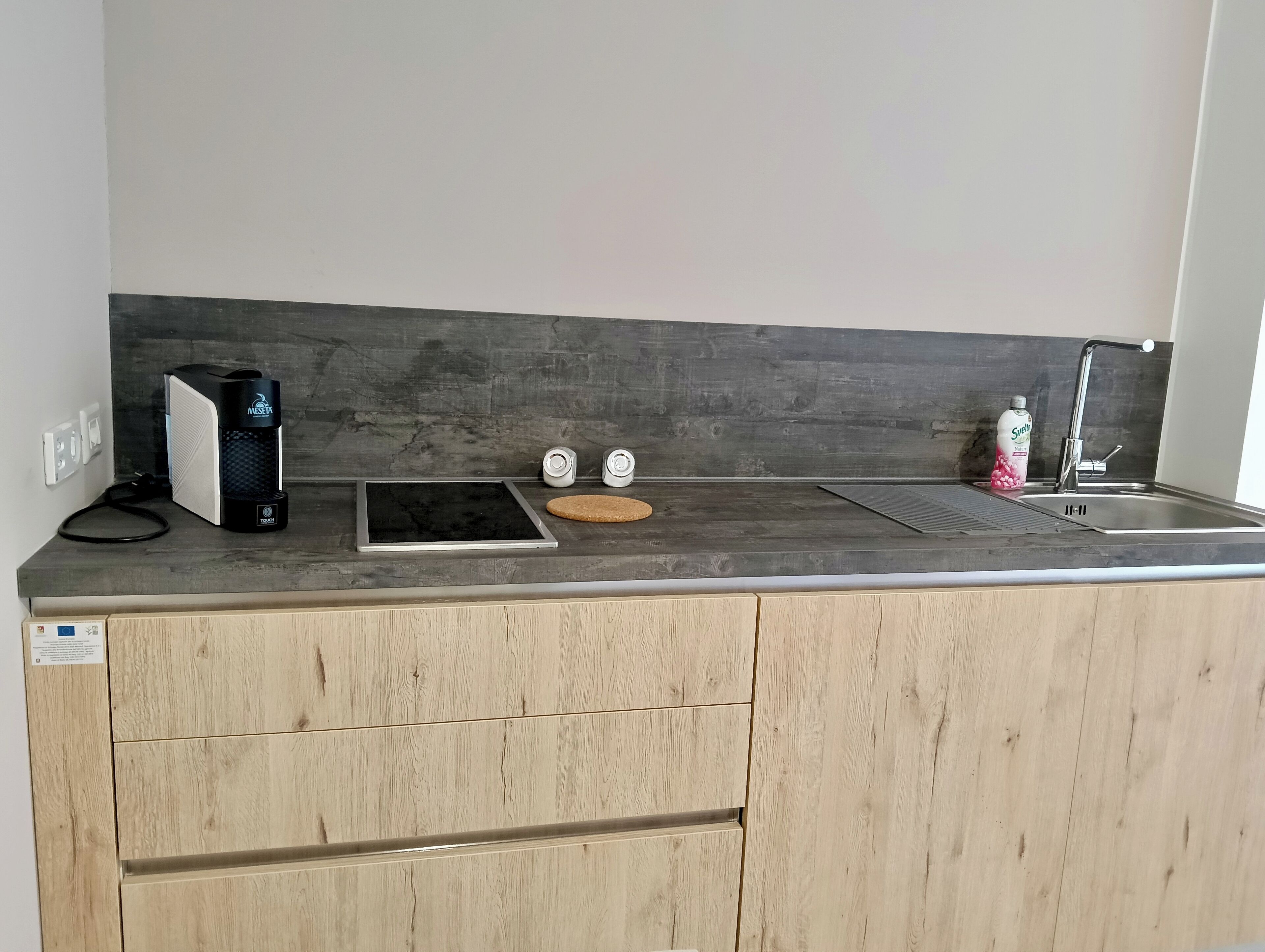 Kamar Double Comfort, dapur, pemandangan bukit | Dapur pribadi | Lemari es, microwave, kompor, dan peralatan masak/sendok-piring