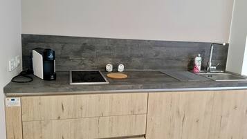 Kamar Double Comfort, dapur, pemandangan bukit | Dapur pribadi | Lemari es, microwave, kompor, dan peralatan masak/sendok-piring