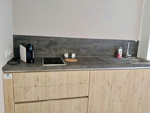 Habitación Confort doble, cocina, vistas a la colina | Cocina privada | Frigorífico, microondas, placa de cocina y utensilios de cocina