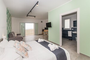 Studio Design, balcon, vue vallée | Coffres-forts dans les chambres, bureau