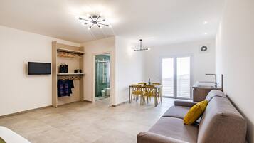 Quadrupla Exclusive, balcone, vista valle | Area soggiorno | TV