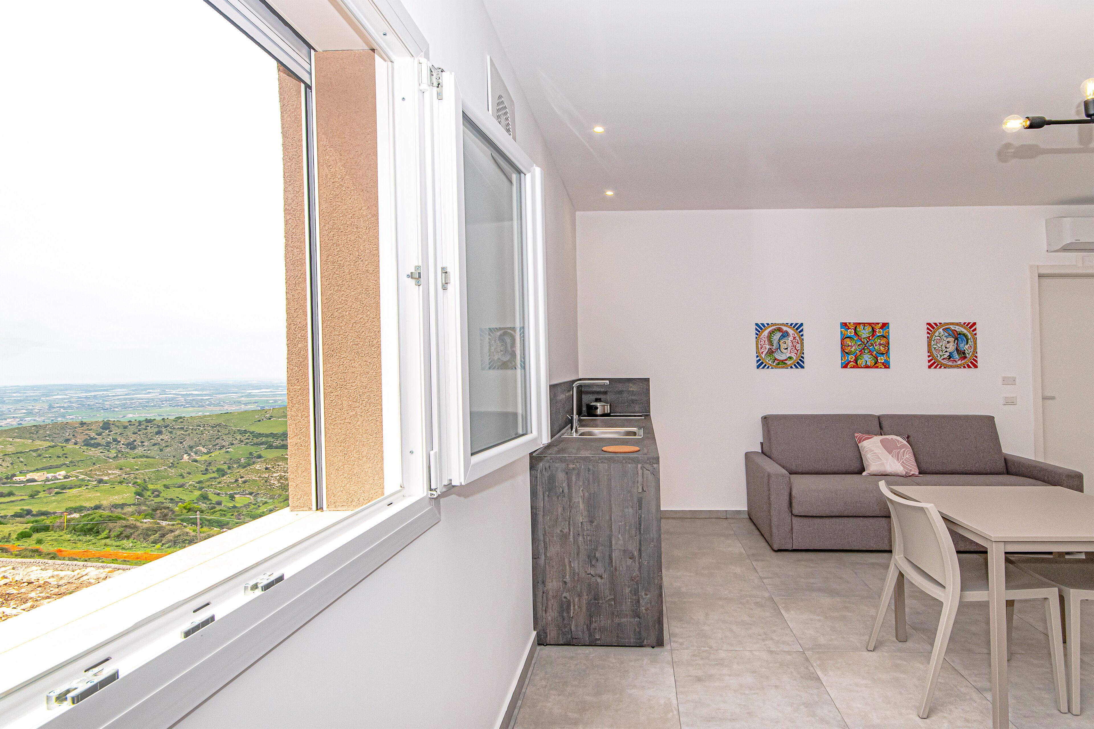 Studio, cuisine, vue colline | Vue de la chambre