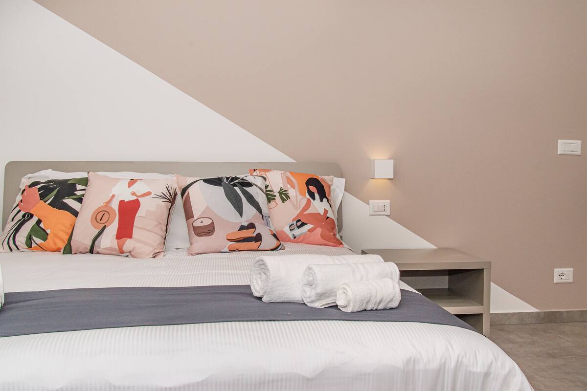 Comfort Double Room, Kitchen, Hill View | Peti besi dalam bilik, meja, ruang kerja komputer riba, kalis bunyi