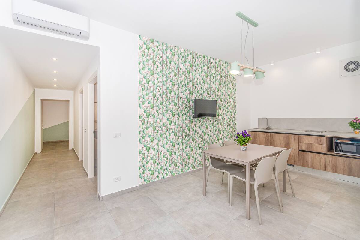 Deluxe House, 2 Bedrooms, Kitchen, Courtyard View | Dapur peribadi | Peti sejuk, ketuhar gelombang mikro, dapur