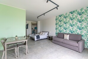 Studio – design, balkong, dalutsikt | Safe på rommet, skrivebord, skrivebord for bærbar PC og lydisolert