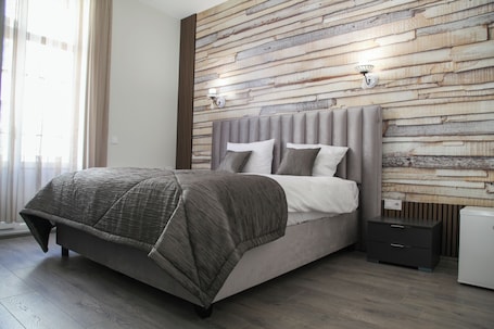 2 bedrooms, hypo-allergenic bedding, down comforters, memory foam beds