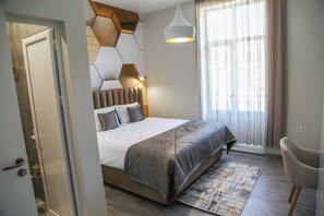 Standard-Doppelzimmer, Stadtblick | Allergikerbettwaren, Daunenbettdecken, Betten mit Memory-Foam-Matratzen