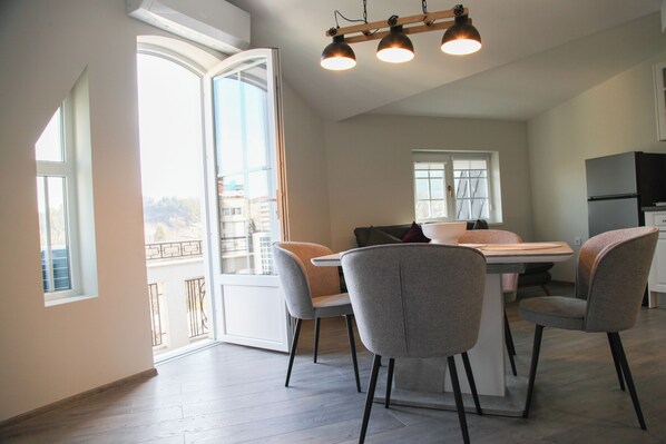 Comfort-Apartment, Stadtblick | Terrasse/Patio