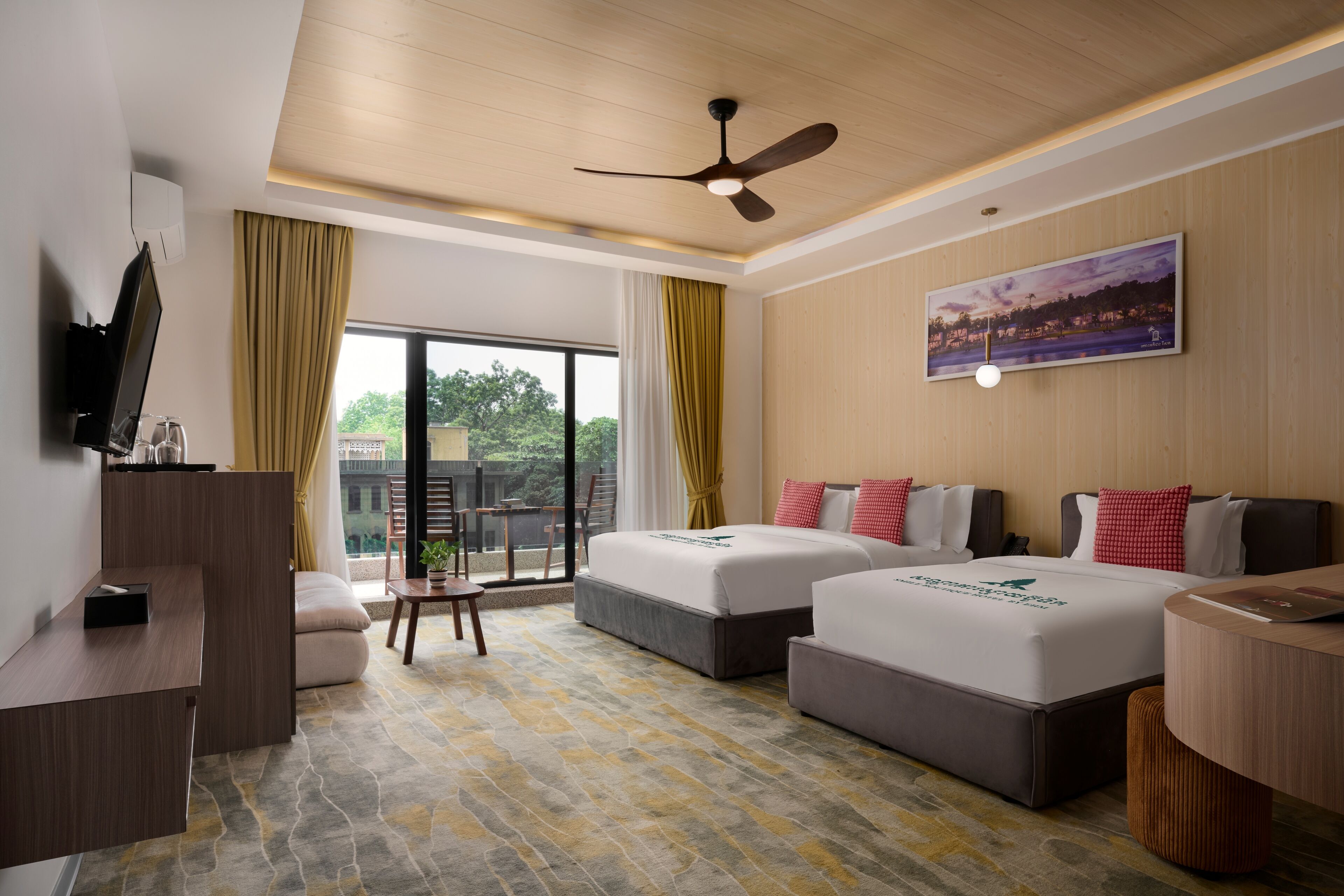 Deluxe Family with Balcony | Egyptian cotton sheets, premium bedding, minibar, desk