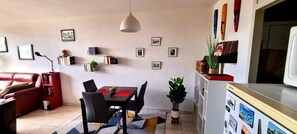 Apartment, 1 Bedroom | Living room | Books