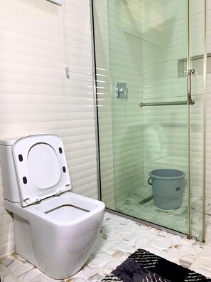 Luxury Apartment, 2 Bedrooms, Kitchen, Executive Level | Bathroom | Shower, free toiletries, towels, toilet paper - Second Home  (Lekki)