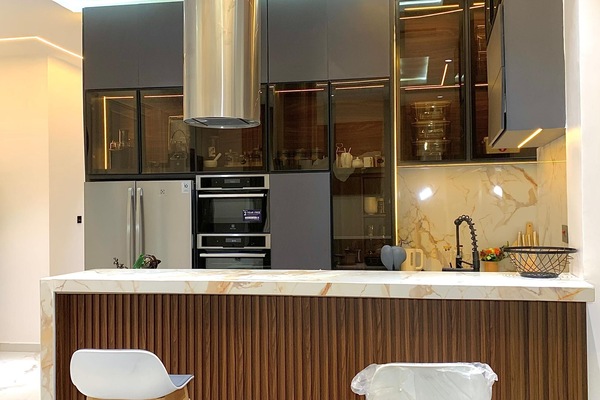 Luxury Apartment, 2 Bedrooms, Kitchen, Executive Level | Dapur peribadi | Peti sejuk/penyejuk beku saiz penuh, ketuhar gelombang mikro, ketuhar