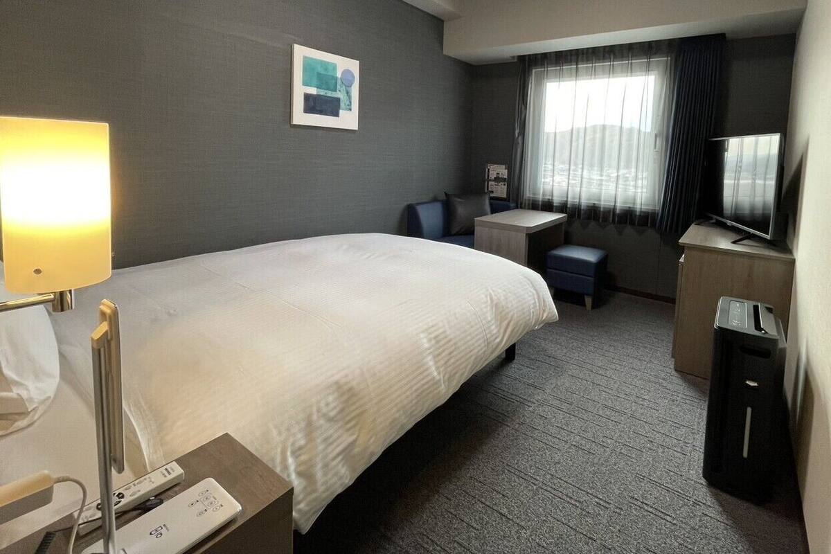Schreibtisch, laptopgeeigneter Arbeitsplatz, Verdunkelungsvorhänge