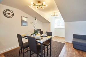 House | 1 bedroom, desk